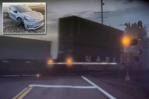 ویدئوی ترسناکی از خودروی تسلا در آستانه برخورد با یک قطار درحال حرکت