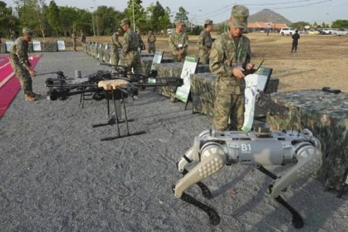 نمایش سگ های رباتیک مسلح چینی، قانونگذاران آمریکایی را نگران کرده است